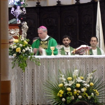 Monseñor Catalá en el Altar